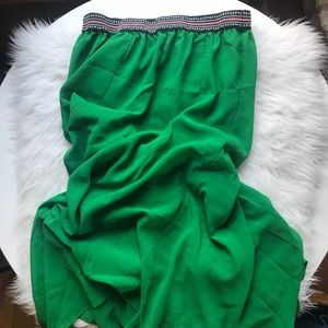 Reposhing this beautiful kelly green skirt😊